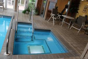 
The swimming pool at or near Mill Creek Hotel
