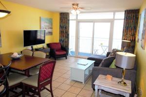 Atlantica Resort III في ميرتل بيتش: غرفة معيشة مع أريكة وطاولة