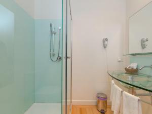 菲利港的住宿－Wytonia 1，一间带玻璃淋浴和水槽的浴室
