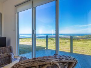 sala de estar con vistas al océano en Wytonia 2, en Port Fairy