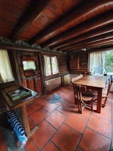 a room with a wooden table and chairs in a cabin at Mar de los Poetas in Mar Azul