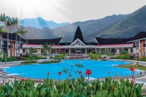 查亞普拉的住宿－Hotel Suni Sentani，一座带大型游泳池和山脉的度假村