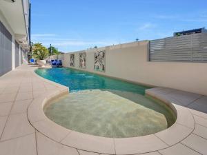 - une piscine au milieu d'un bâtiment dans l'établissement Superior Luxury Apartment in the City, à Cairns