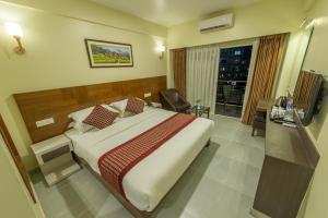 Habitación de hotel con cama grande y ventana en Hotel Haven O' Ganga, en Pokhara
