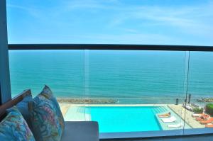 a view of a swimming pool and the ocean at Luxury Alojamientos Namaste-Morros City in Cartagena de Indias