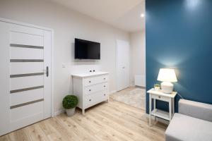 sypialnia z łóżkiem i telewizorem na ścianie w obiekcie Native Apartments Starowiślna 33A Deluxe w Krakowie