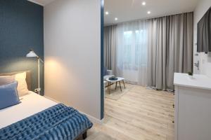 pokój hotelowy z łóżkiem i łazienką w obiekcie Native Apartments Starowiślna 33A Deluxe w Krakowie