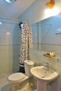 y baño con aseo y lavamanos. en Giang Son Hotel 江山民宿胡志明市 en Ho Chi Minh