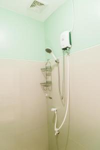 La salle de bains est pourvue d'une douche avec un pommeau de douche. dans l'établissement Diane Sunshine Villa, à Panglao
