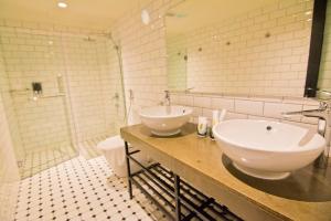 Koupelna v ubytování JonkeRED Heritage Hotel + 27 fotografií