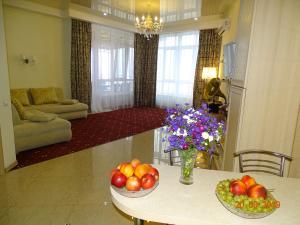 una sala de estar con 2 tazones de fruta sobre una mesa en KafaLux en Feodosiya