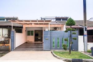 Gallery image of Landed Cozy House Near SPICE, Airport in Kampong Manggis