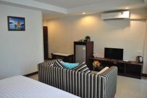 A television and/or entertainment centre at Kong Garden View Resort Chiang Rai