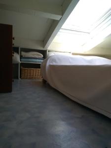a bedroom with a large bed and a window at Résidence naturiste Aphrodite appartement 940 in Leucate
