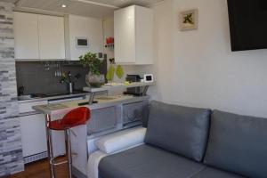 a living room with a couch and a kitchen at Résidence naturiste Aphrodite appartement 940 in Leucate