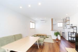 ein Wohnzimmer mit einem Sofa und einem Tisch in der Unterkunft Villas Fujiyoshida in Fujiyoshida