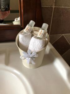 a bucket of toiletries sitting on top of a sink at Casa in campagna a due passi dal mare in Pisa +86 photos