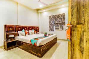 una camera con un grande letto di FabExpress Affection Inn a Lucknow