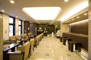 מסעדה או מקום אחר לאכול בו ב-Hotel Route-Inn Odate Eki Minami