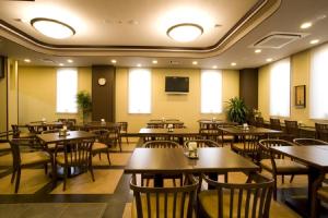 Hotel Route-Inn Odate Eki Minami tesisinde bir restoran veya yemek mekanı
