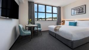 Postel nebo postele na pokoji v ubytování Oaks Wellington Hotel