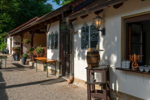 a building with a light on the side of it at Landgasthof Mörsbergei in Bubenreuth