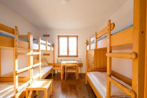 米滕瓦尔德米特瓦尔德青年旅社的客房设有四张双层床和一张桌子。