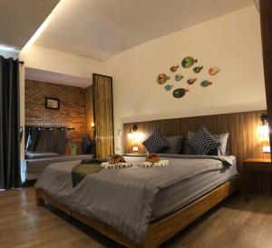 ein Schlafzimmer mit einem großen Bett in einem Zimmer in der Unterkunft Coco Lanta Resort - SHA Extra Plus in Ko Lanta