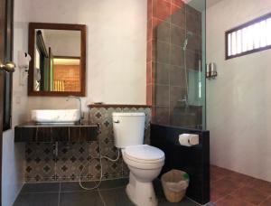 Ein Badezimmer in der Unterkunft Coco Lanta Resort - SHA Extra Plus
