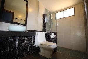 Ein Badezimmer in der Unterkunft Coco Lanta Resort - SHA Extra Plus
