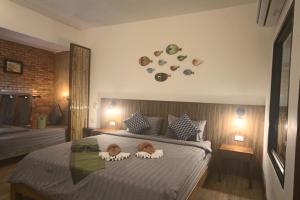 Ein Bett oder Betten in einem Zimmer der Unterkunft Coco Lanta Resort - SHA Extra Plus
