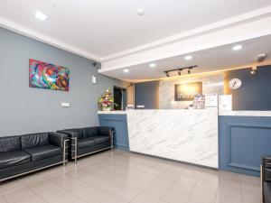 een wachtkamer met een balie en banken bij Ridel Boutique Hotel in Wakaf Che Yeh