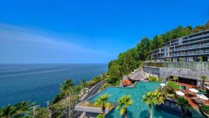 芭东海滩Kalima Resort and Spa的度假村和海洋的鸟瞰图