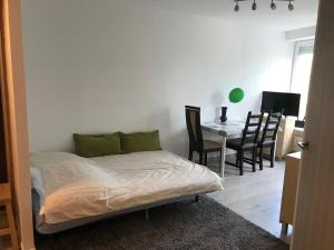 sypialnia z łóżkiem i stołem z krzesłami w obiekcie Apartament Grochowy - Poznań Stare Miasto w Poznaniu