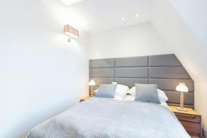Un pat sau paturi într-o cameră la Meridian Luxury Apartments by Grand Apartments