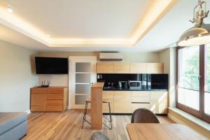 A cozinha ou cozinha compacta de Meridian Luxury Apartments by Grand Apartments