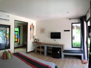 TV/Unterhaltungsangebot in der Unterkunft Coco Lanta Resort - SHA Extra Plus