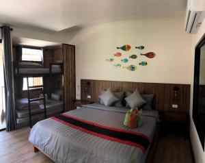 Ein Bett oder Betten in einem Zimmer der Unterkunft Coco Lanta Resort - SHA Extra Plus