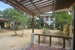 Ein Garten an der Unterkunft Coco Lanta Resort - SHA Extra Plus
