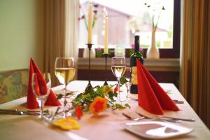 una mesa con servilletas rojas y copas de vino. en Hotel-Landgasthof Brachfeld, en Sulz am Neckar