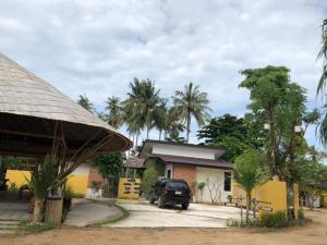 Ein Garten an der Unterkunft Coco Lanta Resort - SHA Extra Plus