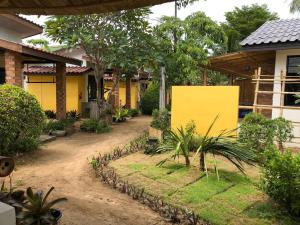 Ein Garten an der Unterkunft Coco Lanta Resort - SHA Extra Plus