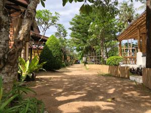 Ein Garten an der Unterkunft Coco Lanta Resort - SHA Extra Plus