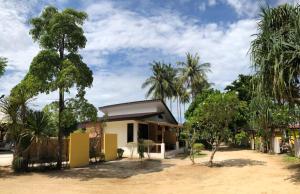 Ein Garten an der Unterkunft Coco Lanta Resort - SHA Extra Plus