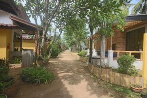 Ein Garten an der Unterkunft Coco Lanta Resort - SHA Extra Plus