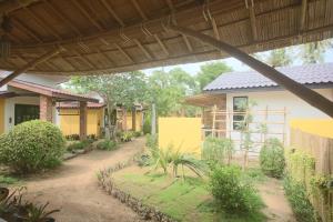 Ein Garten an der Unterkunft Coco Lanta Resort - SHA Extra Plus
