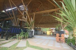 Ein Garten an der Unterkunft Coco Lanta Resort - SHA Extra Plus