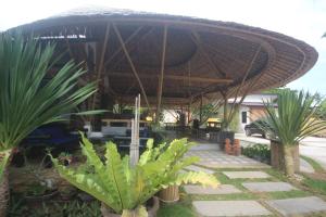 Ein Garten an der Unterkunft Coco Lanta Resort - SHA Extra Plus