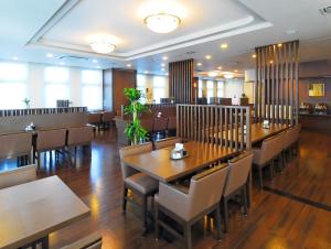 ห้องอาหารหรือที่รับประทานอาหารของ Hotel Route-Inn Sagamihara -Kokudo 129 Gou-