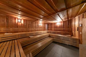 eine leere Sauna mit Holzwänden und Bänken in der Unterkunft Resort Mark Brandenburg & Fontane Therme in Neuruppin